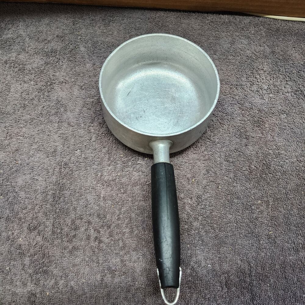 Wear-ever small pot 77 1/2 handle has a crack, see pics shlf